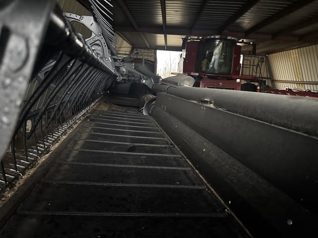 Image of MacDon FD75S equipment image 3