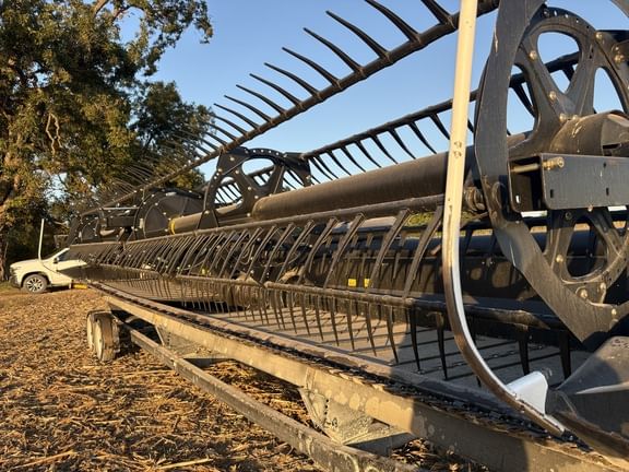 2013 MacDon FD75S Equipment Image0