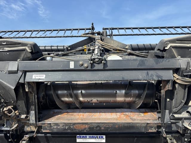 Image of MacDon FD75S equipment image 3