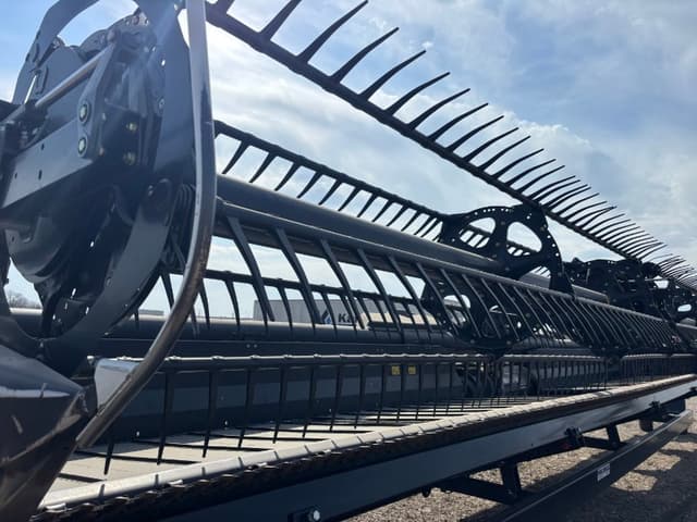 Image of MacDon FD75S equipment image 4