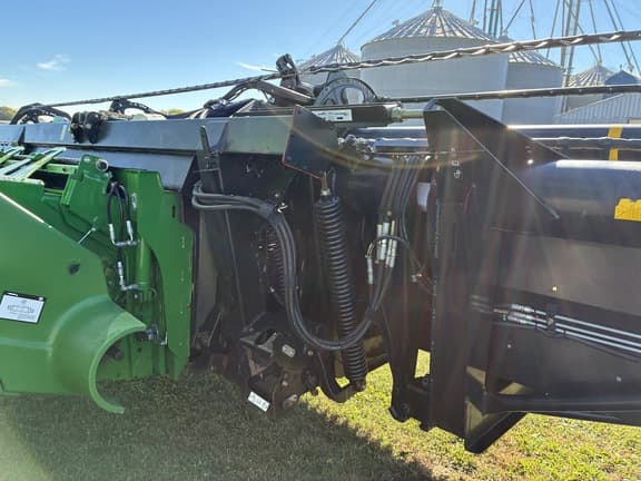 Image of MacDon FD75-40 equipment image 4