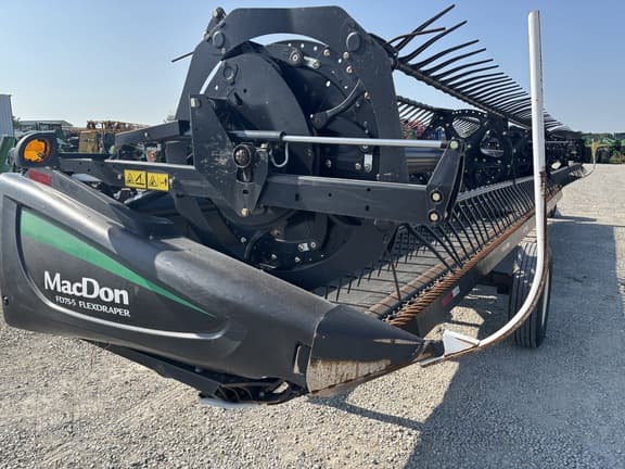 Image of MacDon FD75S equipment image 2