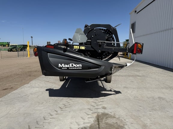 2013 MacDon FD75 Equipment Image0