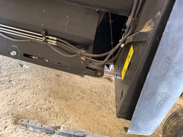 Image of MacDon FD75D equipment image 4