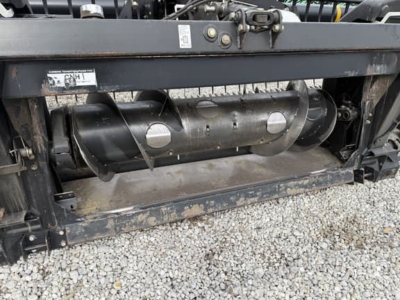 Image of MacDon FD75 equipment image 3