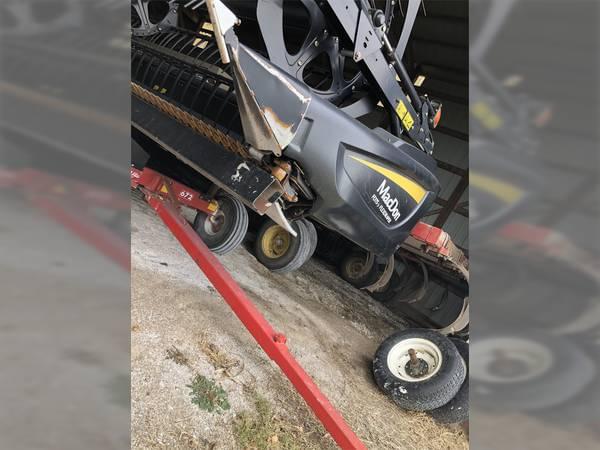 Image of MacDon FD75D equipment image 2