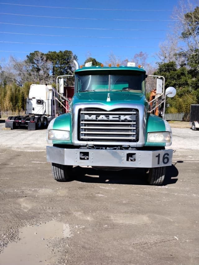 Image of Mack Granite GU713 equipment image 1