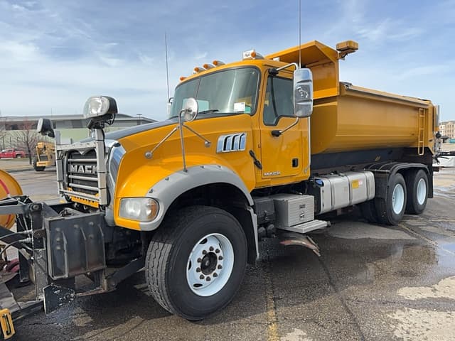 Image of Mack Granite GU713 equipment image 1