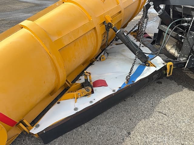 Image of Mack Granite GU713 equipment image 2