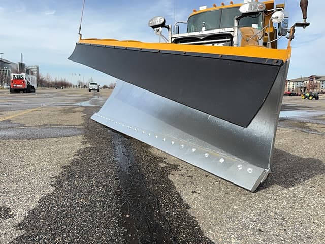 Image of Mack Granite GU713 equipment image 4