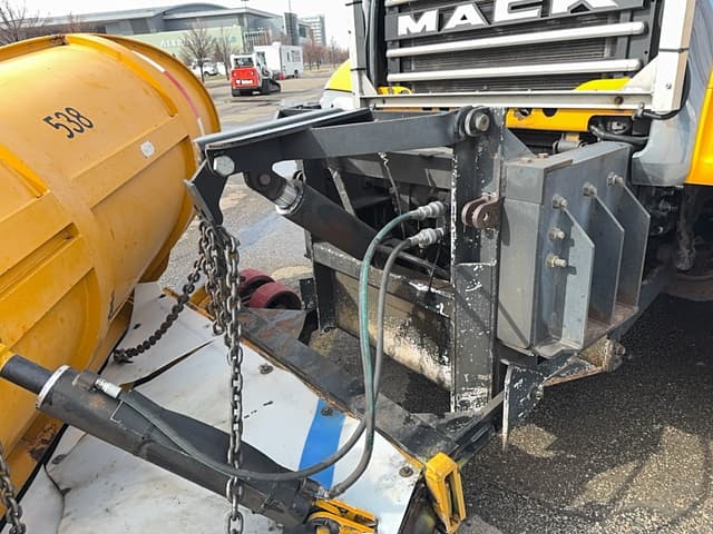 Image of Mack Granite GU713 equipment image 3