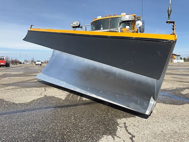 Image of Mack Granite GU713 equipment image 4