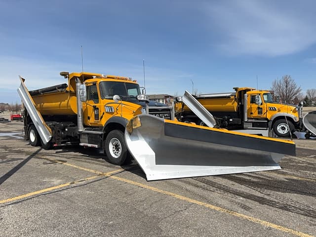 Image of Mack Granite GU713 equipment image 2