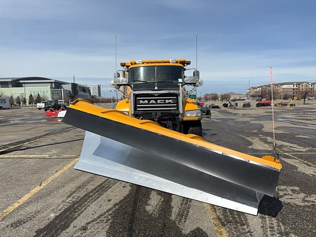 Image of Mack Granite GU713 equipment image 3