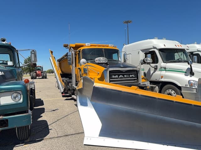 Image of Mack Granite GU713 equipment image 2