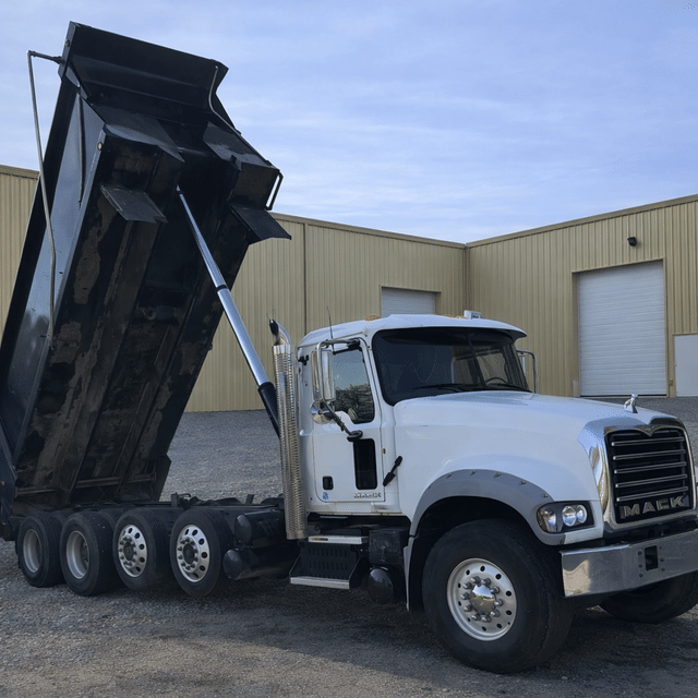 Image of Mack Granite GU713 equipment image 3