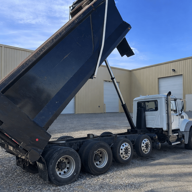 Image of Mack Granite GU713 equipment image 2