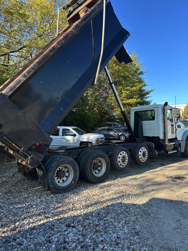 Image of Mack Granite GU713 equipment image 2