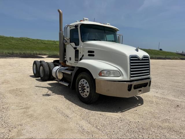 Image of Mack Pinnacle CXU613 equipment image 2