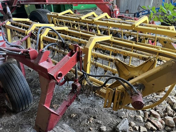 Image of New Holland 216 equipment image 2