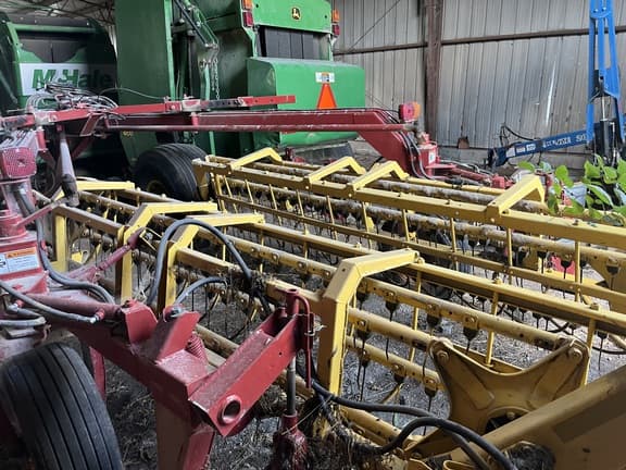 Image of New Holland 216 equipment image 4