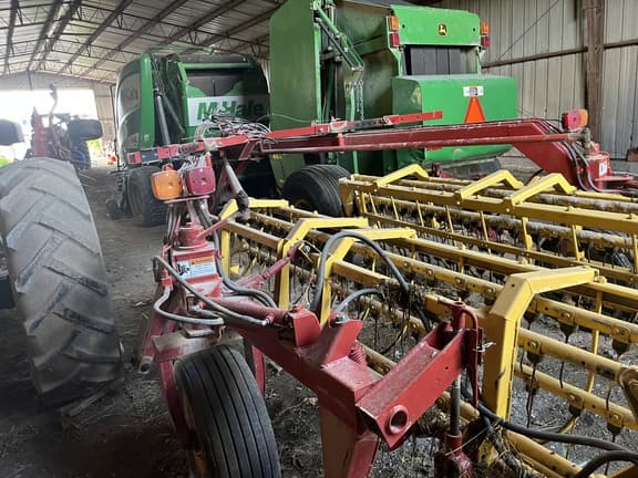 Image of New Holland 216 equipment image 3