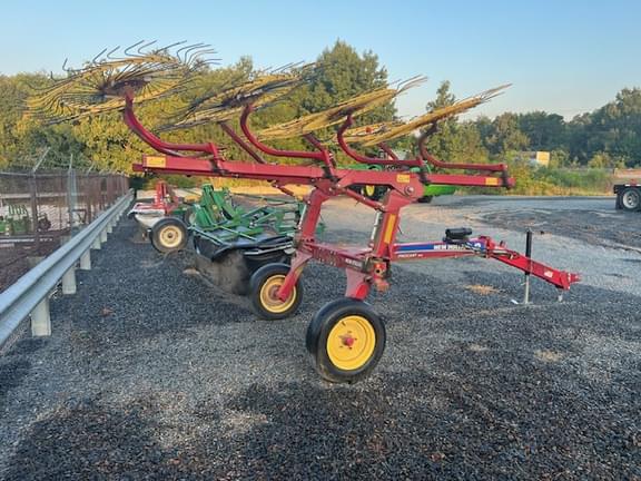 Image of New Holland 819 equipment image 2