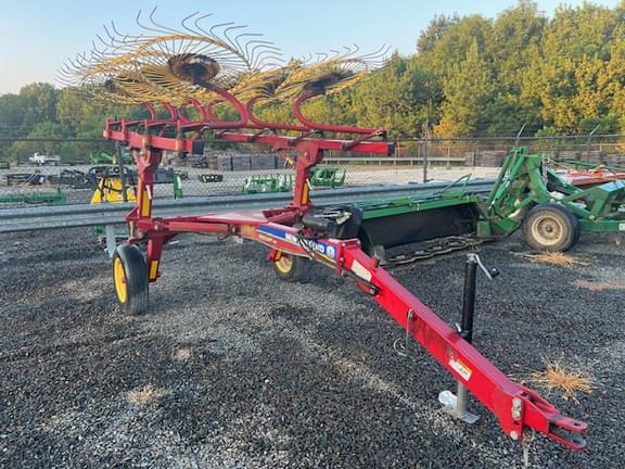 Image of New Holland 819 equipment image 3