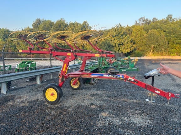 2013 New Holland 819 Equipment Image0