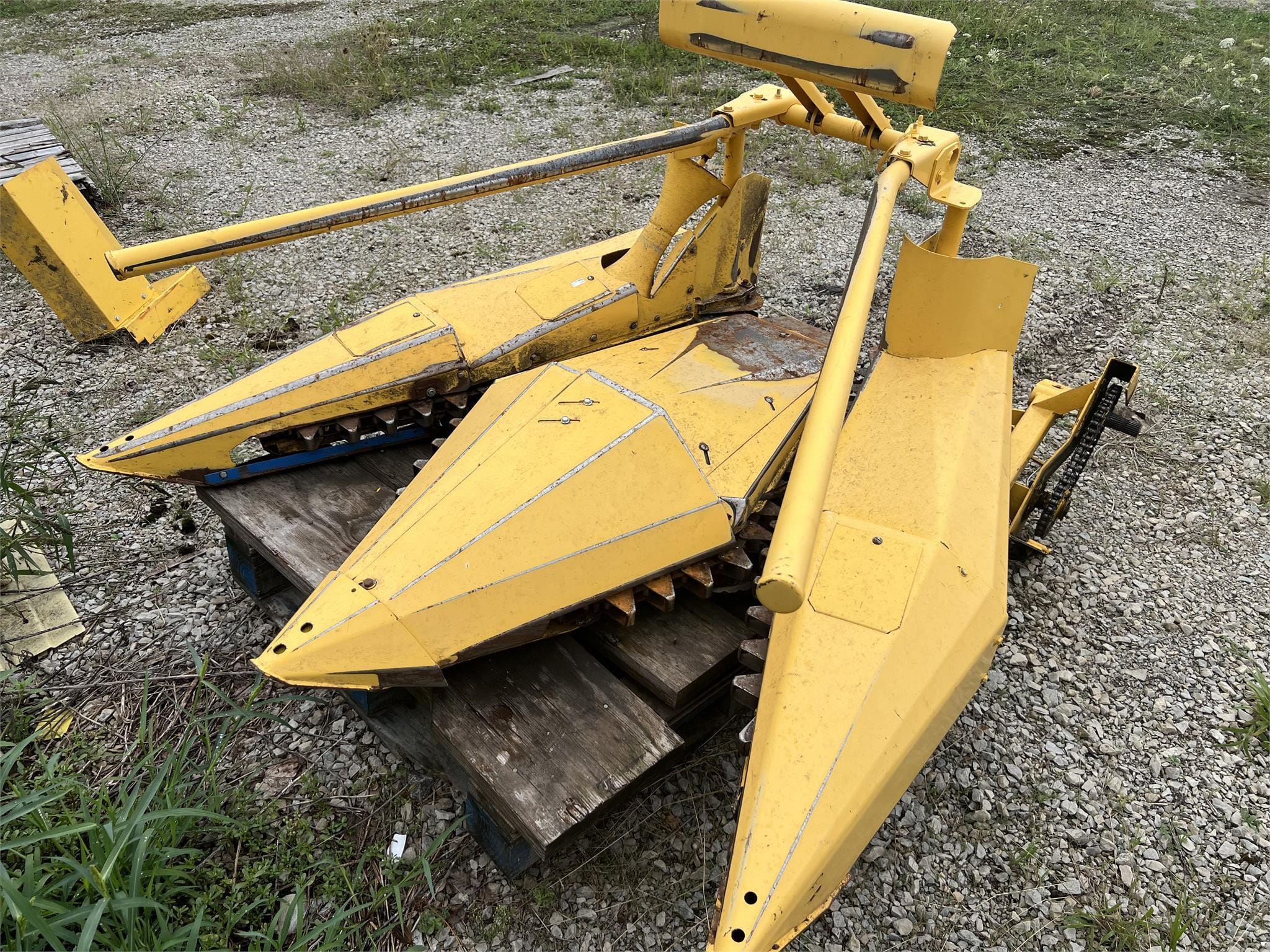 2013 New Holland 824 Equipment Image0