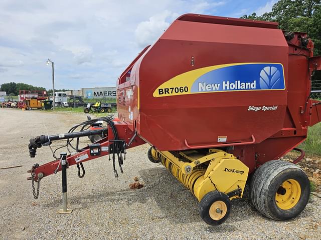 Image of New Holland BR7060 equipment image 3