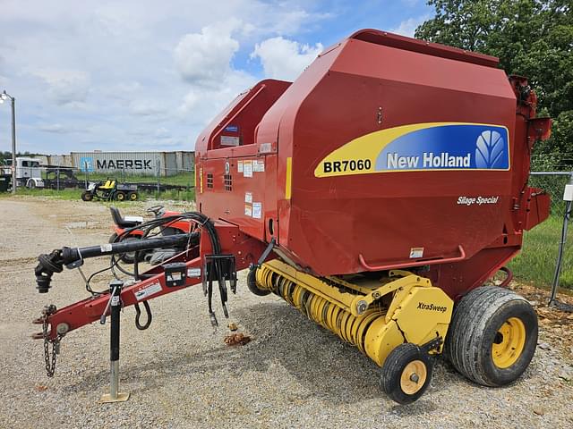 Image of New Holland BR7060 equipment image 2