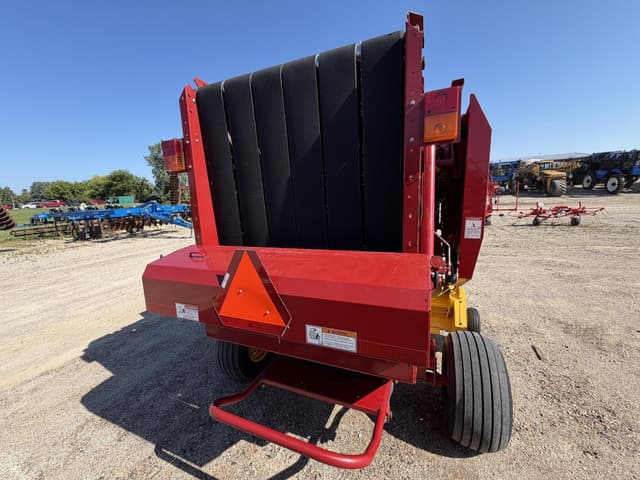 Image of New Holland BR7060 equipment image 4