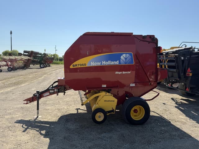 Image of New Holland BR7060 equipment image 1