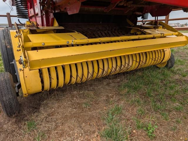 Image of New Holland BR7060 equipment image 4