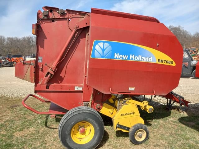 Image of New Holland BR7060 equipment image 4