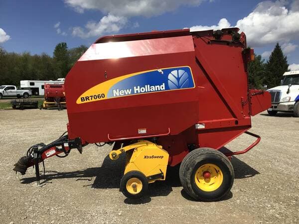 Image of New Holland BR7060 equipment image 4