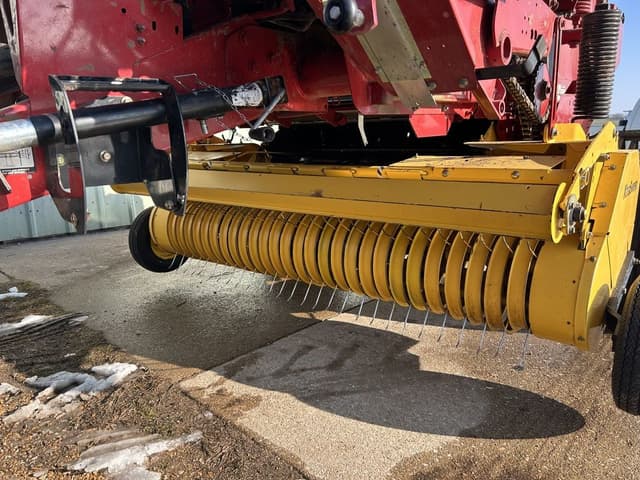 Image of New Holland BR7060 equipment image 4