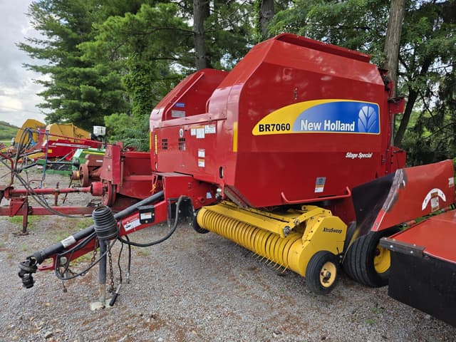 Image of New Holland BR7060 equipment image 2