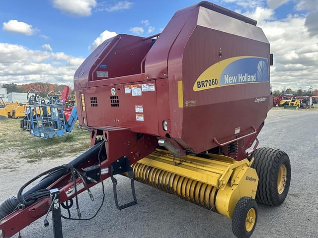 Image of New Holland BR7060 CropCutter equipment image 4