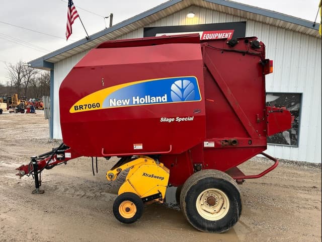 Image of New Holland BR7060 equipment image 2