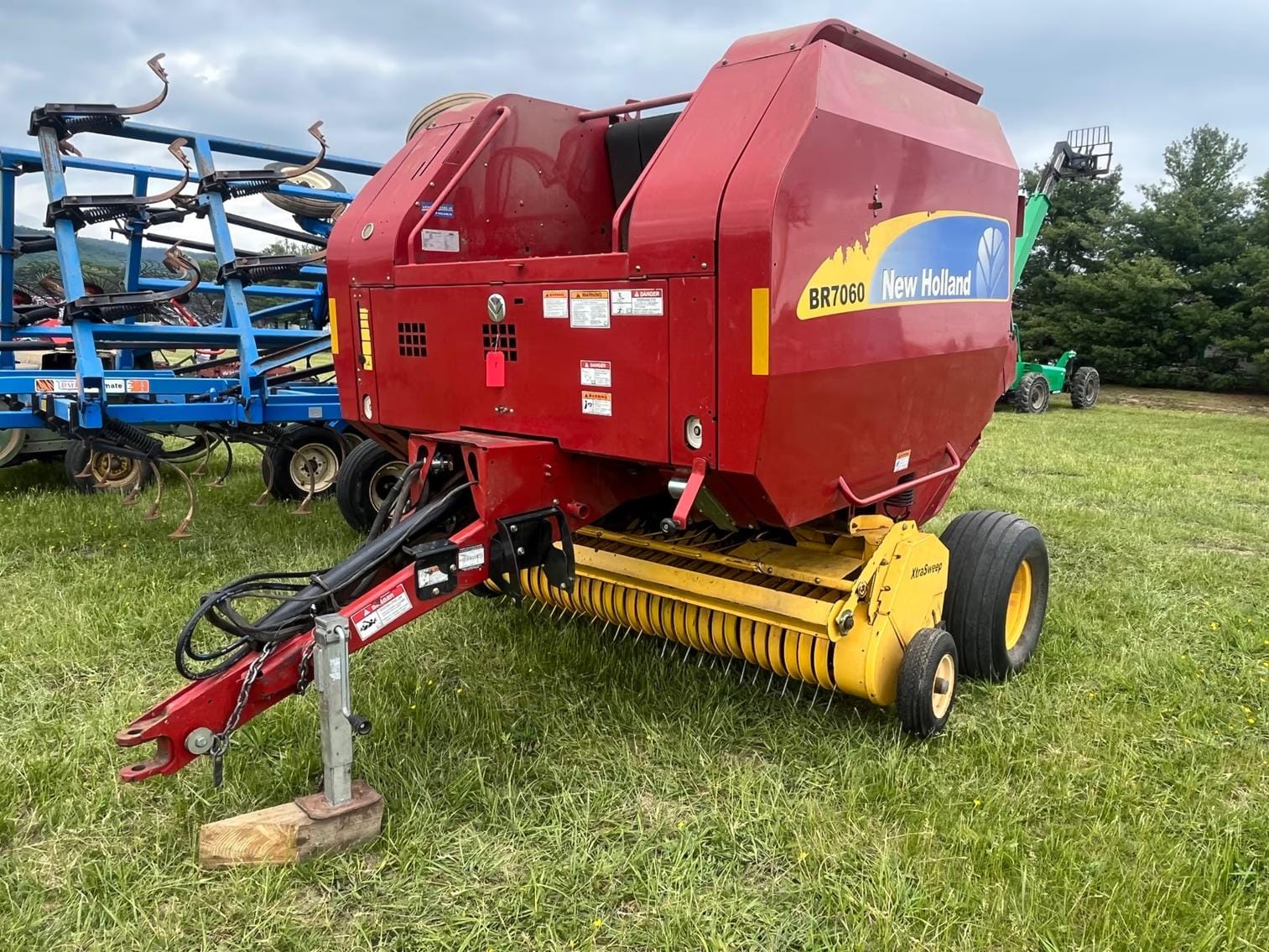 2013 New Holland BR7060 Equipment Image0