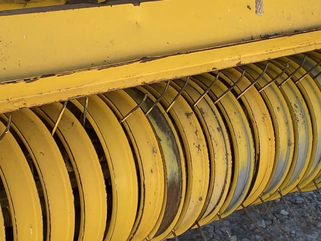 Image of New Holland BR7070 equipment image 4