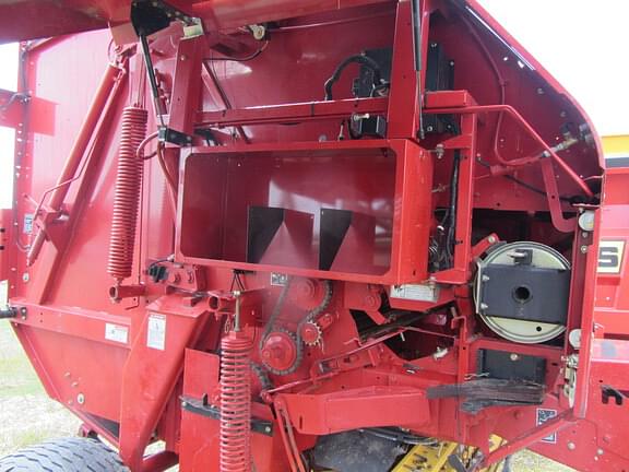 Image of New Holland BR7070 equipment image 2