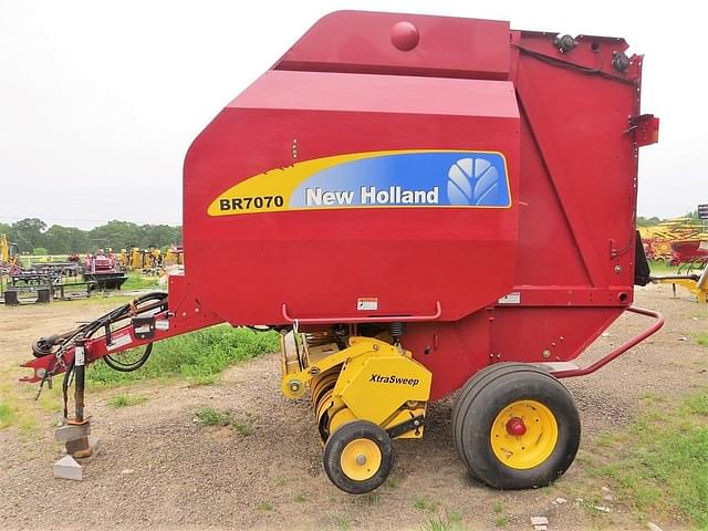 Image of New Holland BR7070 equipment image 3