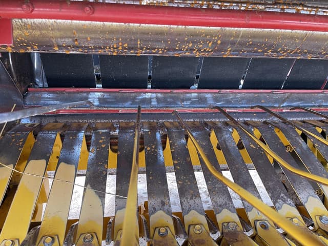 Image of New Holland BR7090 Specialty Crop equipment image 3