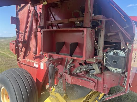 Image of New Holland BR7090 equipment image 2
