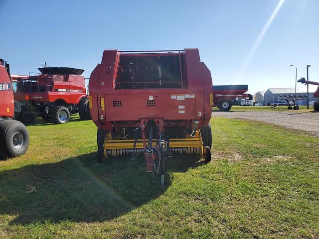 Image of New Holland BR7090 equipment image 2