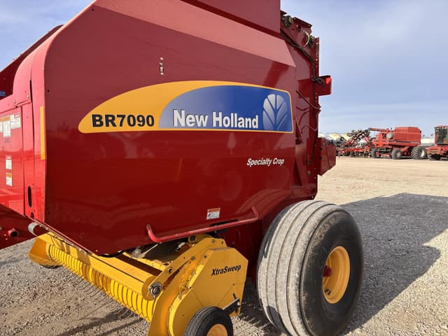 Image of New Holland BR7090 equipment image 1