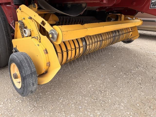 Image of New Holland BR7090 equipment image 2